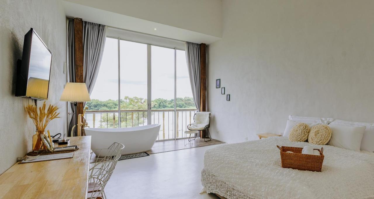 White Riverfront Отель Кампхэнгпхет